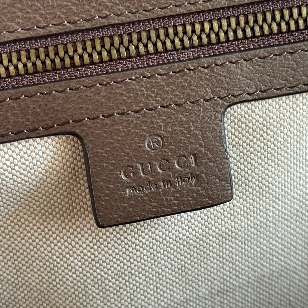 p1120. 📣📣📣【Original leather with 🌈counter gift bag】Ophidia family G family's popular backpack has always been an indispensable part of the Gucci world. It is presented in a variety of shapes and different sizes to choose from. Part of the growing Ophidia collection, crafted in GG Supreme canvas with textured leather trim. The inlaid red and green webbing details and the design of double G accessories contain the long history of the brand. These classic elements have been integrated into the Gucci series since the 1950s! Style number: 547967 Size: 32×40.5×14.5cm