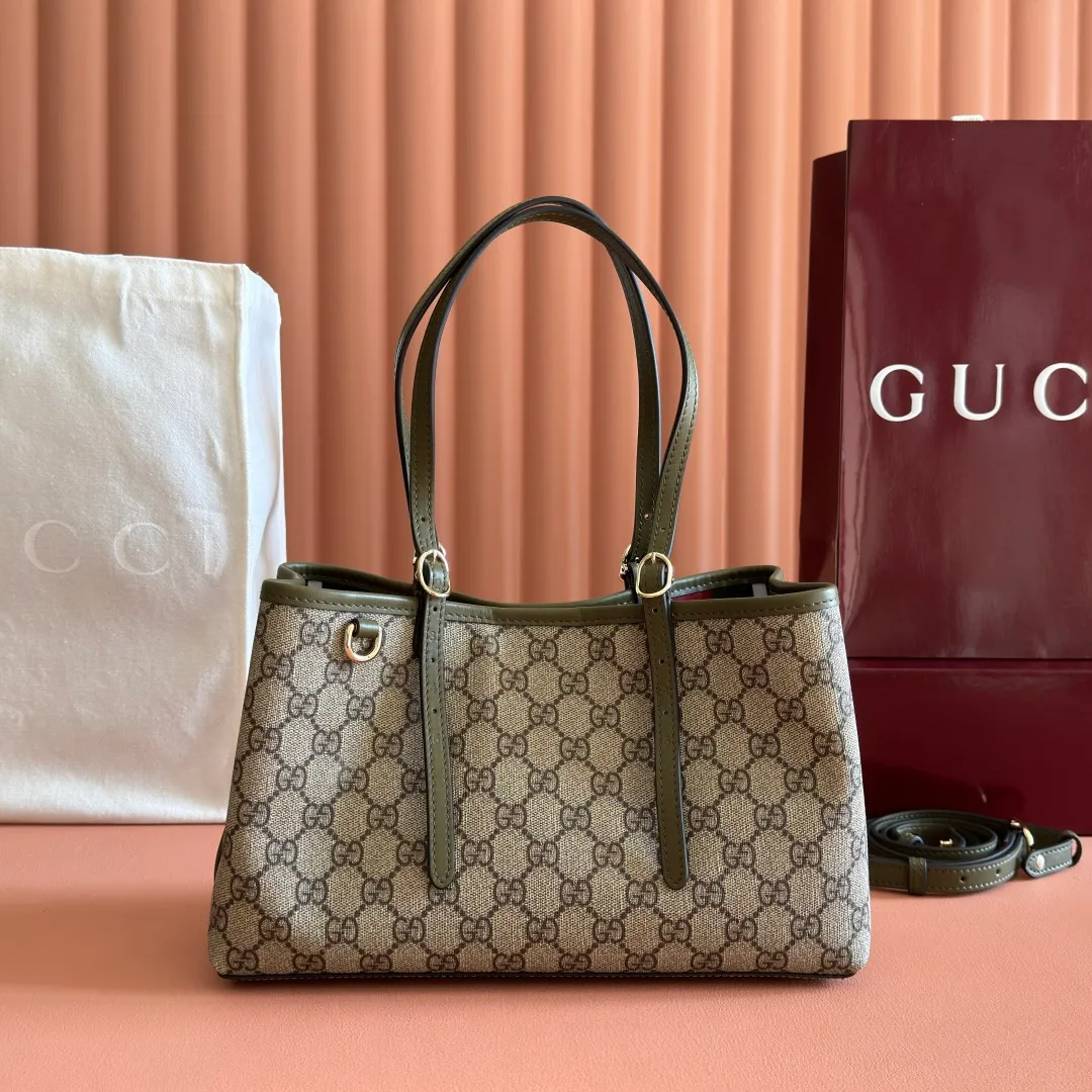 p960. 💋💋💋Original leather configuration with full counter packaging [New product] GG Emblem series reinterprets the brand's timeless elegance and exquisite craftsmanship. Crafted in light pink, this small tote bag features adjustable handles with eyelets for an elegant look inspired by the equestrian world. Black GG Monogram coated fabric Black leather trim Light gold tone hardware Webbing cotton lining Additional D-ring for hanging removable items Adjustable handle with numbered eyelets; Height 18cm - 28cm Interior: 2 compartments and 1 central zippered compartment Adjustable leather shoulder strap (H 51.5cm - 57cm); length adjustable between 104cm and 114cm Magnetic snap closure Model: 815214. Dimensions: 30cm (width) x 18cm (height) x 11cm (depth) Weight: about 0.8kg Color: green/original leather. Made in Italy