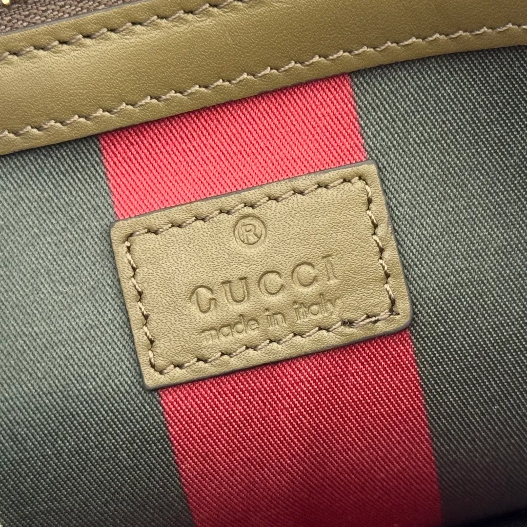 p960. 💋💋💋Original leather configuration with full counter packaging [New product] GG Emblem series reinterprets the brand's timeless elegance and exquisite craftsmanship. Crafted in light pink, this small tote bag features adjustable handles with eyelets for an elegant look inspired by the equestrian world. Black GG Monogram coated fabric Black leather trim Light gold tone hardware Webbing cotton lining Additional D-ring for hanging removable items Adjustable handle with numbered eyelets; Height 18cm - 28cm Interior: 2 compartments and 1 central zippered compartment Adjustable leather shoulder strap (H 51.5cm - 57cm); length adjustable between 104cm and 114cm Magnetic snap closure Model: 815214. Dimensions: 30cm (width) x 18cm (height) x 11cm (depth) Weight: about 0.8kg Color: green/original leather. Made in Italy