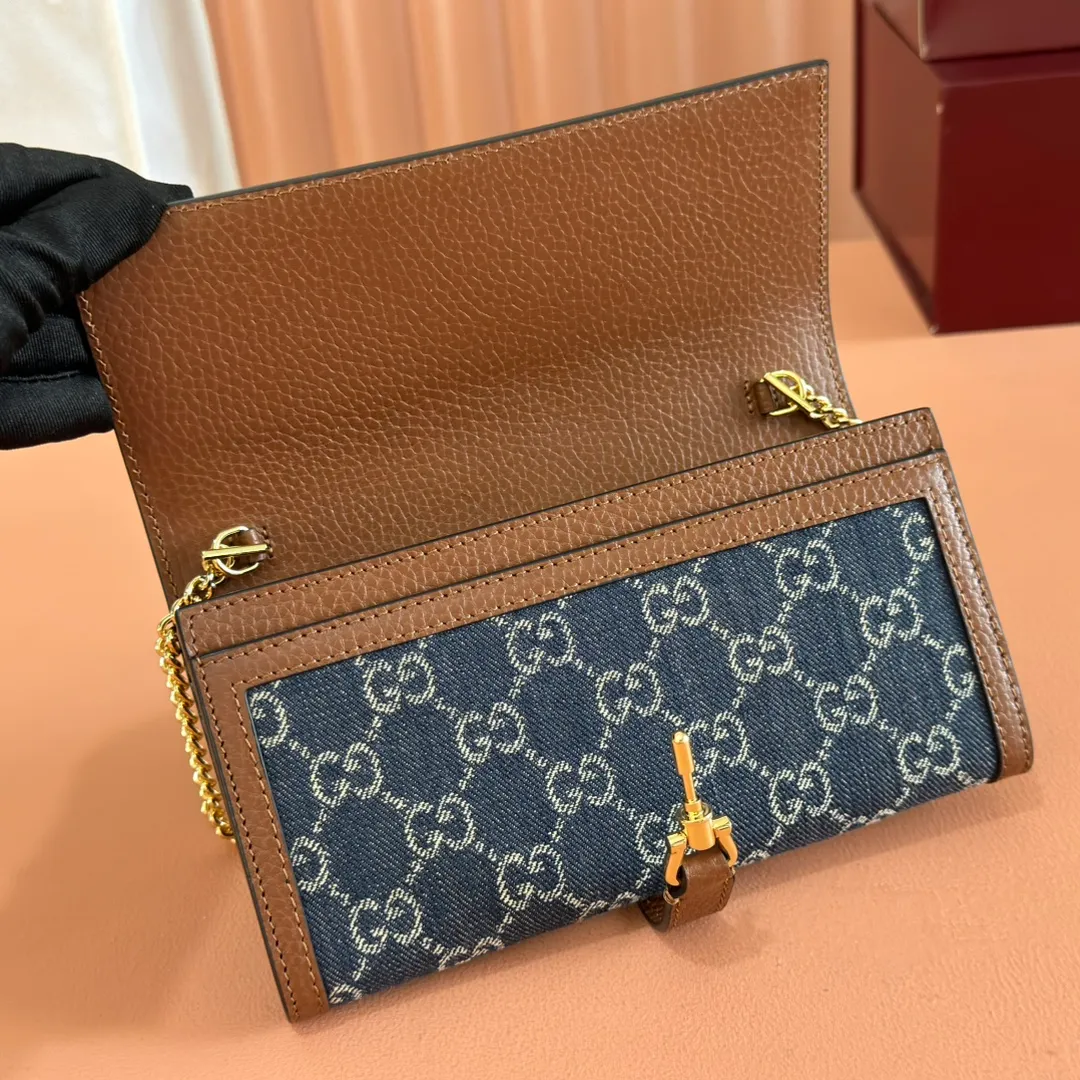p700. 💋💋💋【Original leather accessories🌈 Equipped with full counter packaging】🔥🔥 The jackie1961 series launches a compact and noble new chain bag. The gold-toned push-lock buckle, detachable chain, and classic double G monogram denim fabric make the entire design exude elegance and timelessness. Size: 19*10*3.5. Model: 652681.