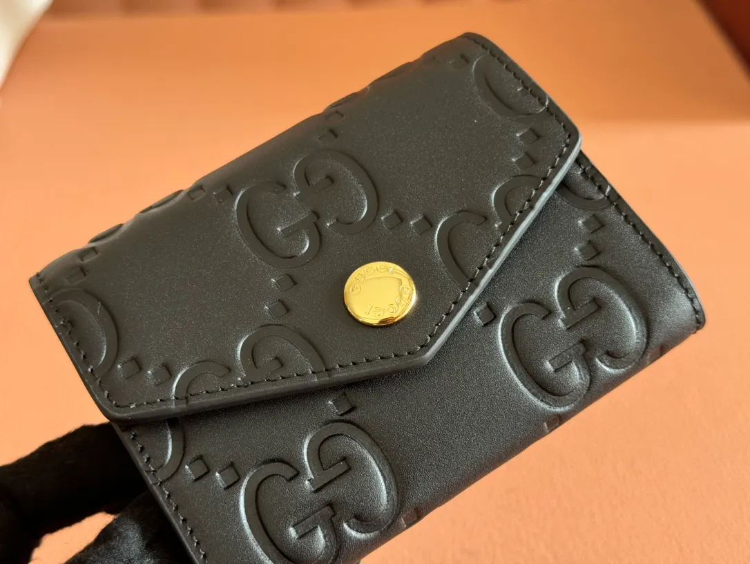 p380. 💋💋💋《With full set of original green box packaging》‼ ️[New Product] Gucci [New Product] The classic GG pattern with rich texture and luster is this elegant black short card holder! Inject a different style. Black GG cowhide, antique gold-tone metal buttons. Model: 772792. Dimensions: 11 (L) x 7.5 (W) Color: Black/Full Leather. Made in Italy