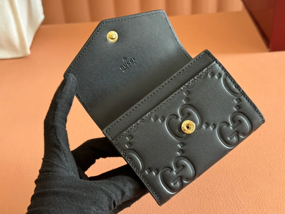 p380. 💋💋💋《With full set of original green box packaging》‼ ️[New Product] Gucci [New Product] The classic GG pattern with rich texture and luster is this elegant black short card holder! Inject a different style. Black GG cowhide, antique gold-tone metal buttons. Model: 772792. Dimensions: 11 (L) x 7.5 (W) Color: Black/Full Leather. Made in Italy