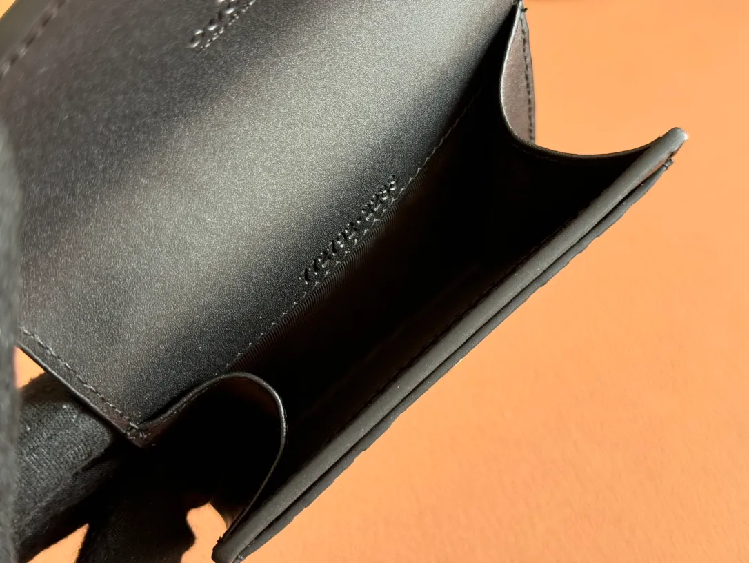 p380. 💋💋💋《With full set of original green box packaging》‼ ️[New Product] Gucci [New Product] The classic GG pattern with rich texture and luster is this elegant black short card holder! Inject a different style. Black GG cowhide, antique gold-tone metal buttons. Model: 772792. Dimensions: 11 (L) x 7.5 (W) Color: Black/Full Leather. Made in Italy