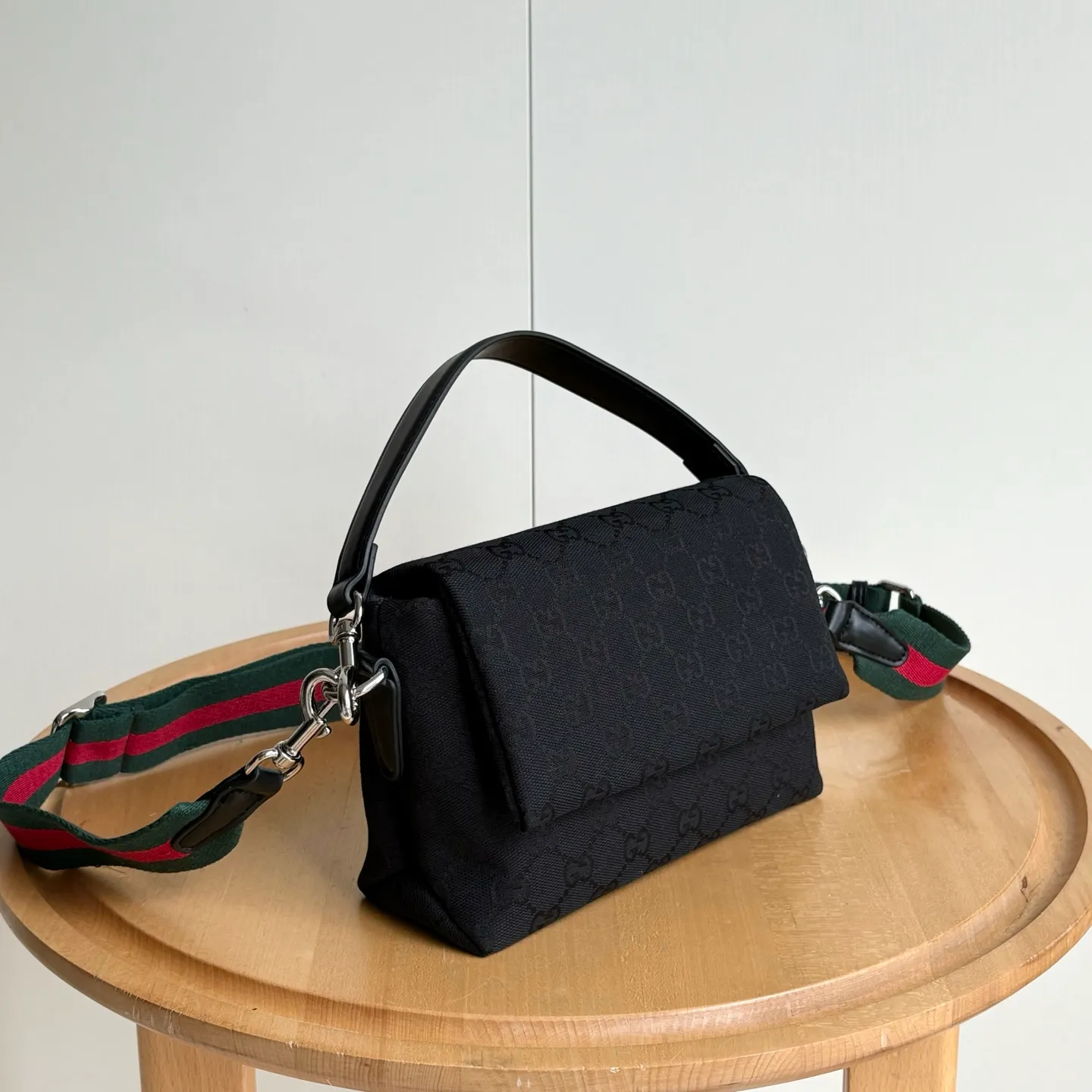 Upgraded version of real shot #💰300 Style number: 821617 Size: 19/15/7cm 2025 spring and summer series new canvas bag small size adopts a soft yet crisp shape, smooth texture, magnetic buckle flap opening and closing is convenient and easy to use👍 Gucci printed logo on the back Crossbody shoulder strap shape is more versatile