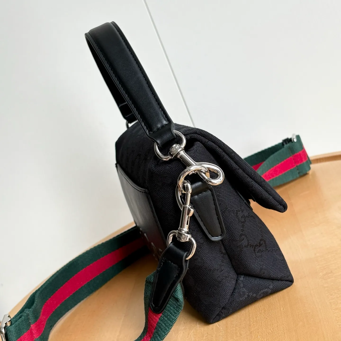 Upgraded version of real shot #💰300 Style number: 821617 Size: 19/15/7cm 2025 spring and summer series new canvas bag small size adopts a soft yet crisp shape, smooth texture, magnetic buckle flap opening and closing is convenient and easy to use👍 Gucci printed logo on the back Crossbody shoulder strap shape is more versatile
