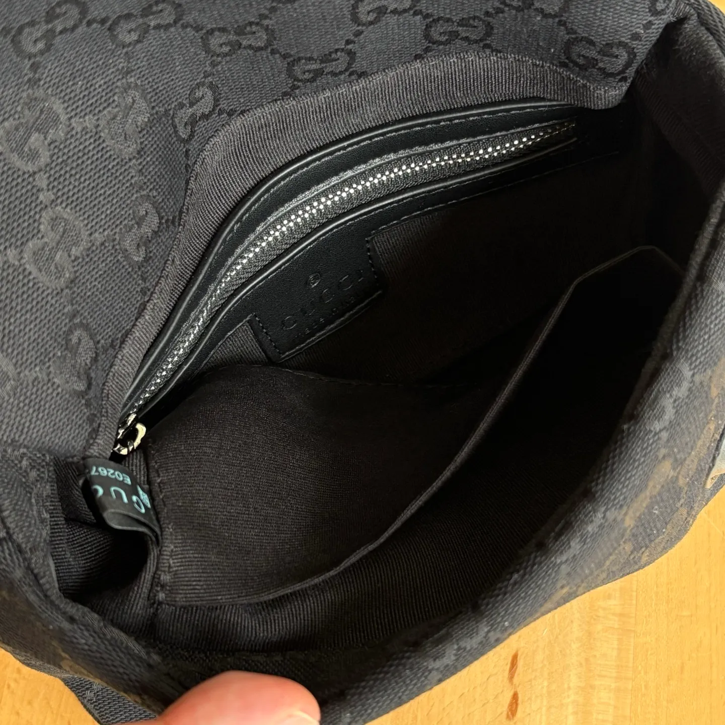 Upgraded version of real shot #💰300 Style number: 821617 Size: 19/15/7cm 2025 spring and summer series new canvas bag small size adopts a soft yet crisp shape, smooth texture, magnetic buckle flap opening and closing is convenient and easy to use👍 Gucci printed logo on the back Crossbody shoulder strap shape is more versatile