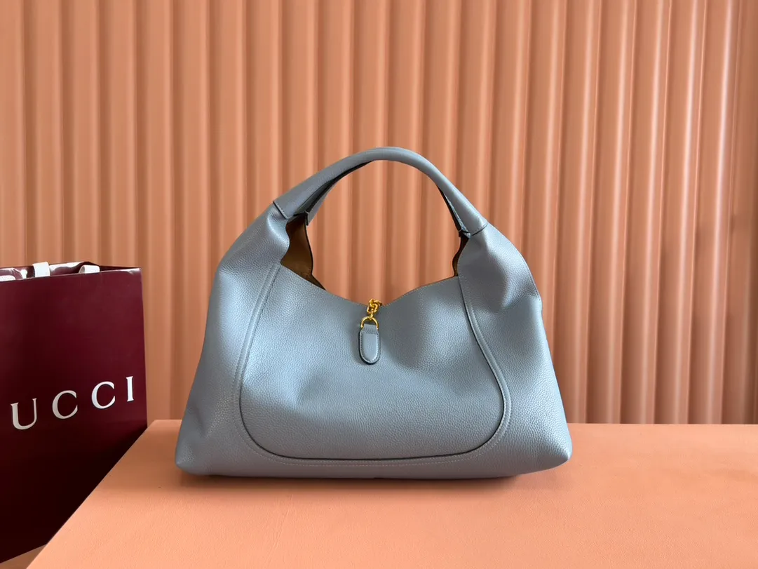 💋💋💋p1760 This Gucci Softbit series shoulder bag is ingeniously integrated with the brand's classic equestrian style accessories in the shape of a large half-horse bit. This large shoulder bag comes with a removable clutch. Gucci Ankara red grained calf leather Light gold tone hardware Dark brown microfiber lining Half horsebit closure Interior: Detachable clutch Holds iPhone Pro Max/Plus, Airpods, long wallet and lipstick Shoulder strap: 20 cm high Magnetic closure Model number: 837466. Dimensions: 46cm (width) x 26cm (height) x 16cm (depth) Weight: approx. 1.4kg Color: blue/original leather. Made in Italy