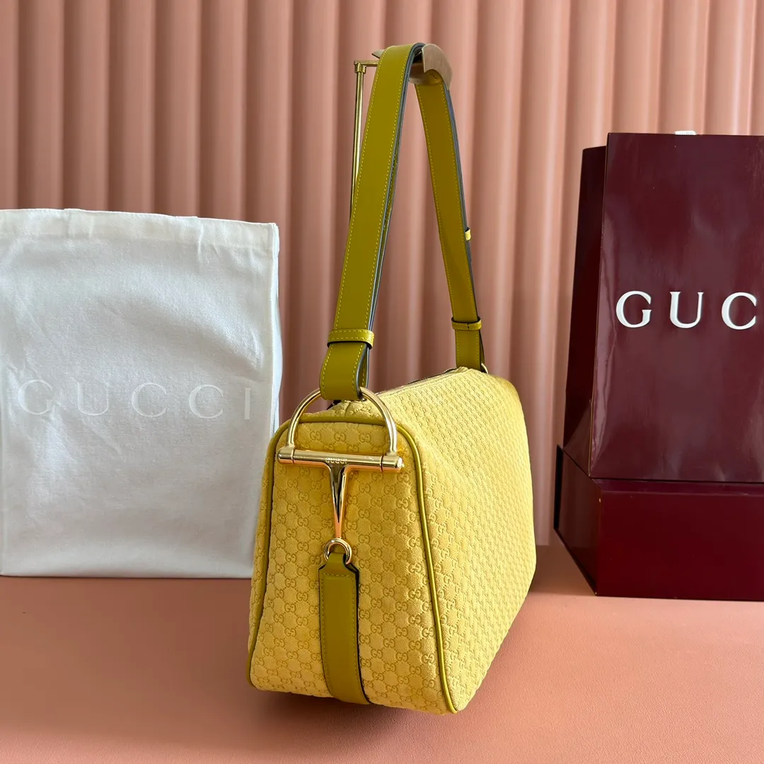 p1360. 💋💋💋【With full set of original counter packaging】The Gucci Half Horsebit series is re-presented, reinterpreting one of the brand's most iconic elements in a modern style. The collection cleverly combines relaxed silhouettes with the iconic half-horsebit hardware, which gives rise to its name. Yellow GG embossed suede Gold-tone hardware Brown cotton and linen blend lining Half horsebit closure Interior: One open pocket Adjustable leather shoulder strap (height: 33cm - 38cm) Zip closure Ident number: 862530. Dimensions: 38cm (W) x 20cm (H) x 15cm (D) Weight: Approx. 0.95kg Colour: Yellow/Matte Pressed.