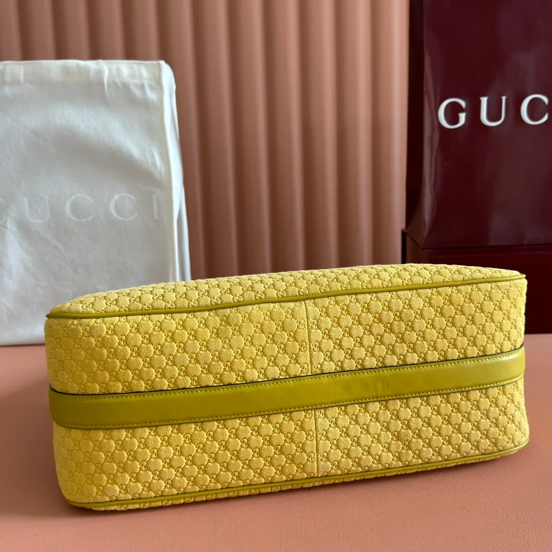 p1360. 💋💋💋【With full set of original counter packaging】The Gucci Half Horsebit series is re-presented, reinterpreting one of the brand's most iconic elements in a modern style. The collection cleverly combines relaxed silhouettes with the iconic half-horsebit hardware, which gives rise to its name. Yellow GG embossed suede Gold-tone hardware Brown cotton and linen blend lining Half horsebit closure Interior: One open pocket Adjustable leather shoulder strap (height: 33cm - 38cm) Zip closure Ident number: 862530. Dimensions: 38cm (W) x 20cm (H) x 15cm (D) Weight: Approx. 0.95kg Colour: Yellow/Matte Pressed.