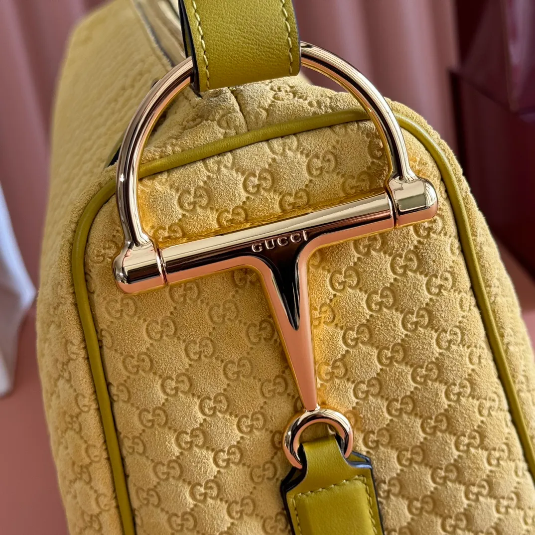p1360. 💋💋💋【With full set of original counter packaging】The Gucci Half Horsebit series is re-presented, reinterpreting one of the brand's most iconic elements in a modern style. The collection cleverly combines relaxed silhouettes with the iconic half-horsebit hardware, which gives rise to its name. Yellow GG embossed suede Gold-tone hardware Brown cotton and linen blend lining Half horsebit closure Interior: One open pocket Adjustable leather shoulder strap (height: 33cm - 38cm) Zip closure Ident number: 862530. Dimensions: 38cm (W) x 20cm (H) x 15cm (D) Weight: Approx. 0.95kg Colour: Yellow/Matte Pressed.