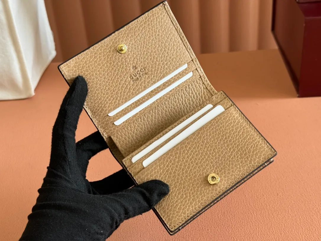 p400. 💋💋💋【Original leather accessories🌈(Cdfmall Sanya Duty Free Store Handbag)🔥🔥Have you got this addictive beautiful bag? GG Marmont series, ‼️elegant and exquisite design has captured the hearts of many girls! It is also a must-have versatile item for global experts! Super awesome! Model: 658610. Size: 11*8, 2.5cm.