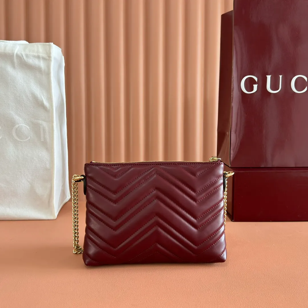 p980💋💋💋"With full set of original counter packaging" [New Product] The brand's iconic GG Marmont series launches a variety of modern fashion bags. This chain wallet is embellished with the brand's archive logo, which debuted in the 1970s. Black quilted V-shaped calfskin Leather Light gold tone hardware Black taffeta lining Double G Interior: One zip pocket and six card compartments Adjustable chain shoulder strap (26 cm high) Zip closure Ident No.: 837742. Dimensions: 21cm (width) x 15cm (height) x 3.5cm (depth) Weight: approx. 269g Color: red full leather. Made in Italy