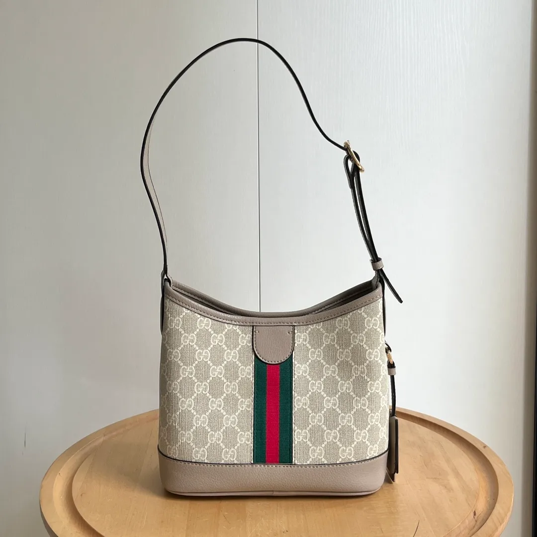 Actual shot #💰280 Model 781402 Size 23/21/12cm Gucci Ophidia hobo underarm bag Today’s aura is given by hobo! ! ! This bag really blends into daily life, casual and fashionable. The bag has a large capacity but is light and compact, which can be very suitable for daily outings. The shoulder straps are longer than ordinary armpit bags and can be adjusted. I fell in love at first sight and can be used fashionably at the same time!
