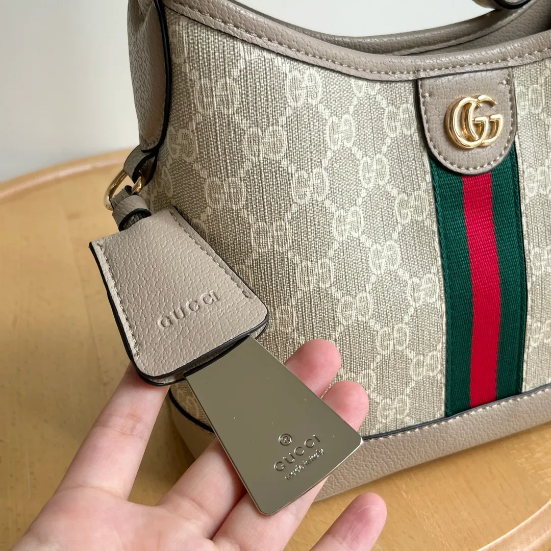 Actual shot #💰280 Model 781402 Size 23/21/12cm Gucci Ophidia hobo underarm bag Today’s aura is given by hobo! ! ! This bag really blends into daily life, casual and fashionable. The bag has a large capacity but is light and compact, which can be very suitable for daily outings. The shoulder straps are longer than ordinary armpit bags and can be adjusted. I fell in love at first sight and can be used fashionably at the same time!