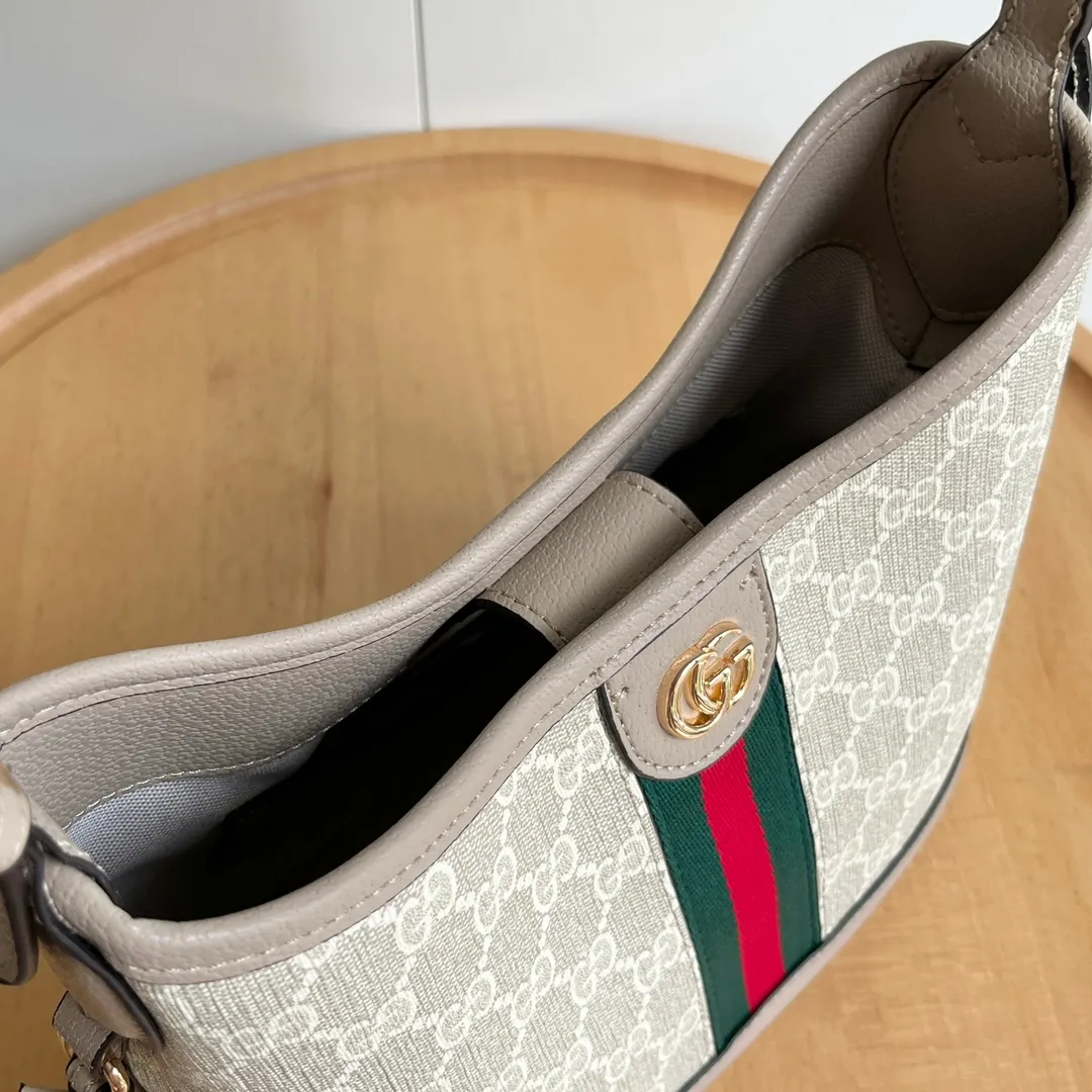 Actual shot #💰280 Model 781402 Size 23/21/12cm Gucci Ophidia hobo underarm bag Today’s aura is given by hobo! ! ! This bag really blends into daily life, casual and fashionable. The bag has a large capacity but is light and compact, which can be very suitable for daily outings. The shoulder straps are longer than ordinary armpit bags and can be adjusted. I fell in love at first sight and can be used fashionably at the same time!