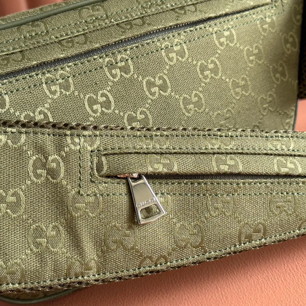 p900. 💋💋💋【With full set of original counter packaging】【New Arrival】This belt bag is made of GG canvas, paying homage to founder Guccio Gucci’s instantly recognizable monogram pattern. It comes in a new forest green hue, adding a modern touch to everyday accessories, and features red and green webbing details in the design. Forest green GG canvas Green and red-green web details Nylon lining Interior: 1 zipped pocket External: 2 zipped pockets Adjustable straps, length adjustable from 90cm - 130cm Zipper closure Model: 834459. Dimensions: 32cm (width) x 17cm (height) x 5cm (thickness) Weight: approx. 0.49kg. Color: Forest Green/Canvas. Made in Italy