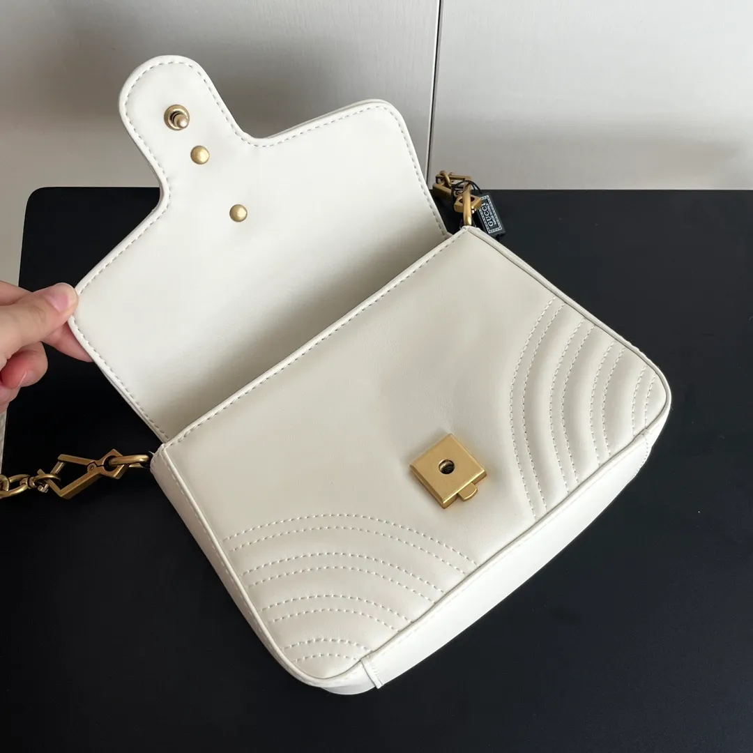 Actual shot #💰340 Style number: 547260 Size: 21*15.5*8cm GG Marmont mini messenger bag is still in the limelight this year. The iconic double G logo carries Gucci’s literary and romantic story. The new mini series is a vivid interpretation of retro and gorgeousness. It is so cute ~ Handheld ✅ One shoulder ✅ Crossbody✅