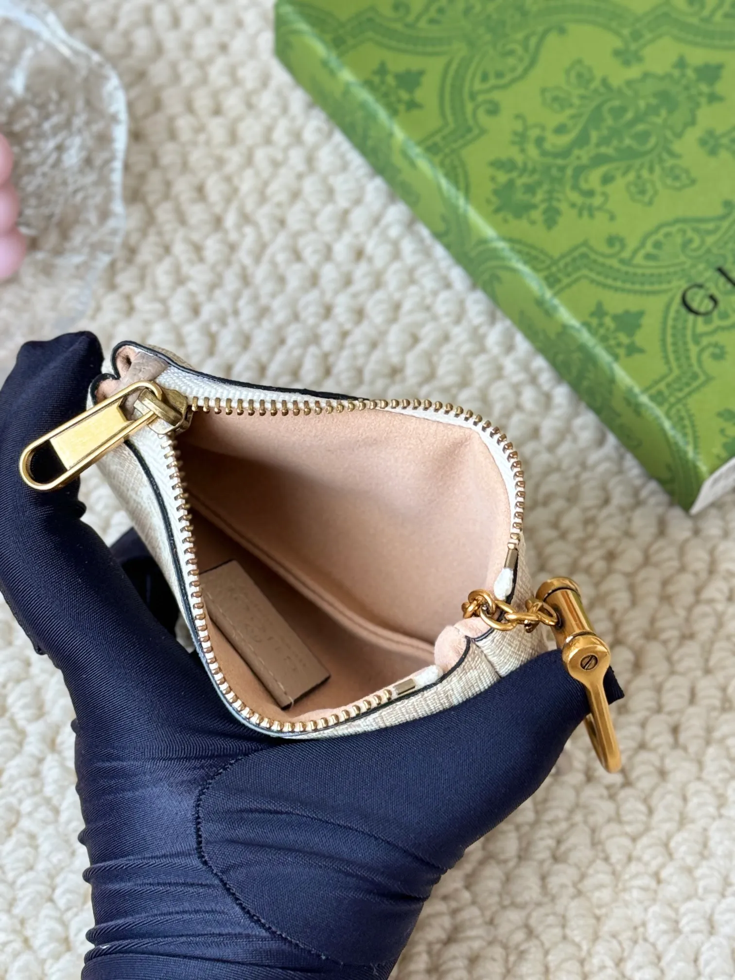 💰 140gucci brand new small coin purse ~ lipstick bag! Cowhide + PVC with exquisite original factory hardware! Flexible and unique hook buckle, small and exquisite, with great effect. Model: 671722, size: 12x7.5x1.5cm.