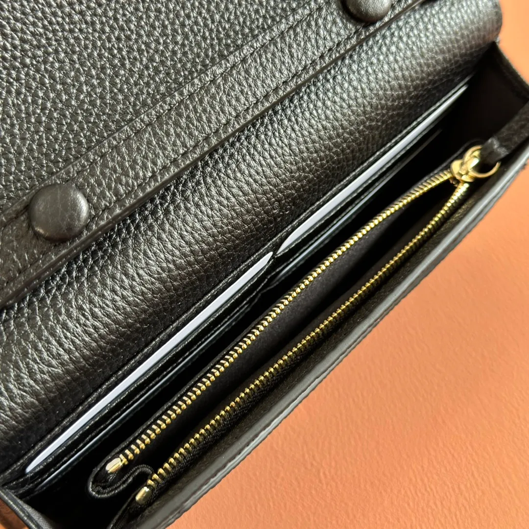 p980. 💋💋💋Original leather configuration counter complete packaging [New product] This Dionysus series chain wallet is crafted from light blue grain leather and cleverly integrated into the double tiger head lock with buttons. The shape is small and exquisite yet elegant, and equipped with a fixed chain shoulder strap, making it a sophisticated bag suitable for day and night. Light blue grained leather Light gold-tone hardware Internal: 6 card compartments, 1 zip pocket External: One flat pocket Double tiger head closure with button Weight: approx. 0.42 kg Model number: 837373. Dimensions: 20cm (width) x 11.5cm (height) x 2.5cm (depth) Color: black full leather. Made in Italy