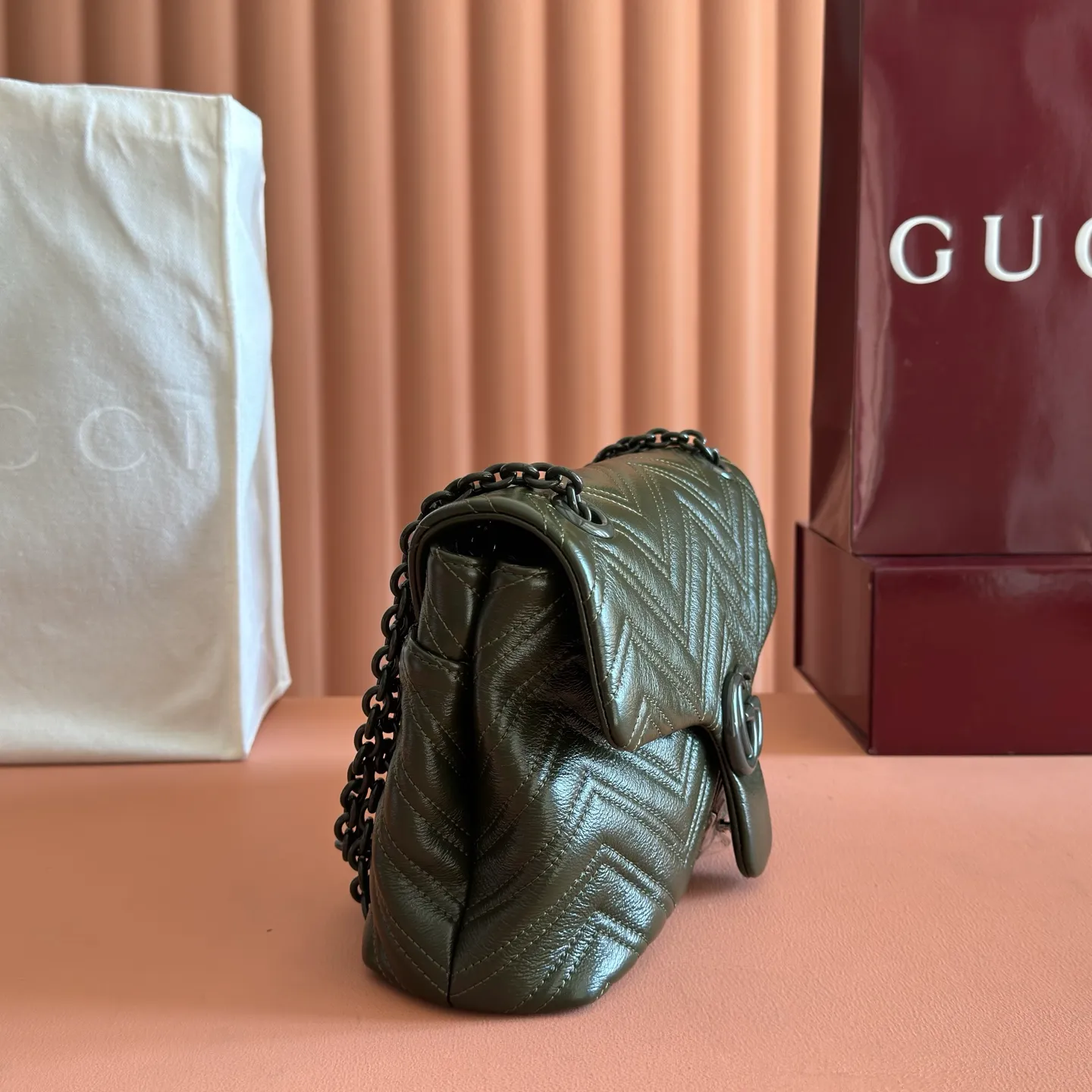 p1640💋💋💋【With full set of original counter packaging】💕2025 autumn and winter series, the brand's iconic GG Marmont series is ingeniously integrated with classic double G elements and faceted chain straps, creating a soft yet stiff silhouette design. This piece is crafted from soft, lightweight quilted V-shaped calfskin leather and features tonal enamel hardware and chain. Black soft lightweight quilted V-shaped calfskin leather. Tonal enamel hardware and chain. Black rayon lining. Double G. Interior: Zip pocket. Exterior: Back pocket. Sliding chain shoulder strap: Height: 28cm – 51cm. Magnetic closure. Ident.: 850676. Dimensions: 31cm (width) x 17cm (height) x 8cm (depth) Weight: approx. 0.5kg Color: green/soft leather. Made in Italy