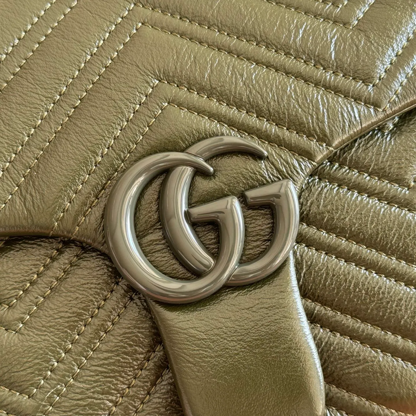 p1640💋💋💋【With full set of original counter packaging】💕2025 autumn and winter series, the brand's iconic GG Marmont series is ingeniously integrated with classic double G elements and faceted chain straps, creating a soft yet stiff silhouette design. This piece is crafted from soft, lightweight quilted V-shaped calfskin leather and features tonal enamel hardware and chain. Black soft lightweight quilted V-shaped calfskin leather. Tonal enamel hardware and chain. Black rayon lining. Double G. Interior: Zip pocket. Exterior: Back pocket. Sliding chain shoulder strap: Height: 28cm – 51cm. Magnetic closure. Ident.: 850676. Dimensions: 31cm (width) x 17cm (height) x 8cm (depth) Weight: approx. 0.5kg Color: green/soft leather. Made in Italy