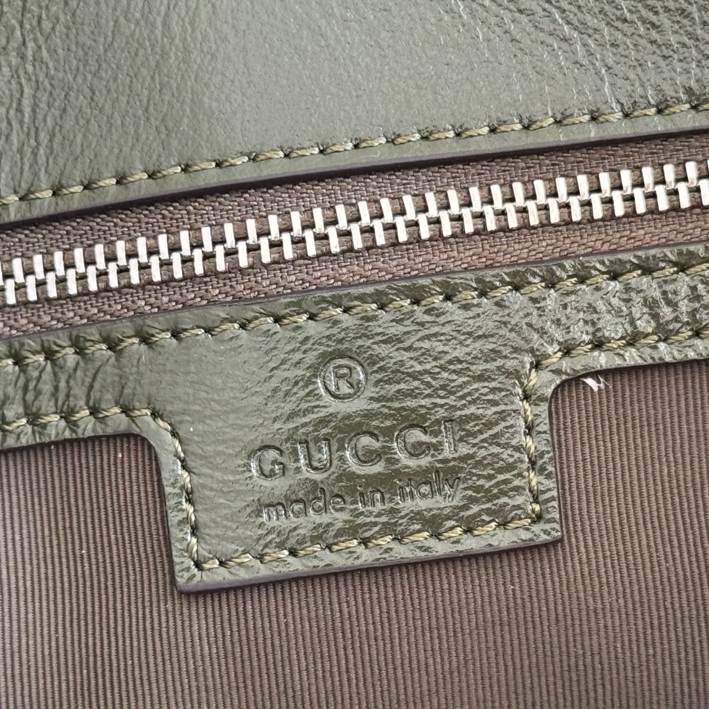 p1640💋💋💋【With full set of original counter packaging】💕2025 autumn and winter series, the brand's iconic GG Marmont series is ingeniously integrated with classic double G elements and faceted chain straps, creating a soft yet stiff silhouette design. This piece is crafted from soft, lightweight quilted V-shaped calfskin leather and features tonal enamel hardware and chain. Black soft lightweight quilted V-shaped calfskin leather. Tonal enamel hardware and chain. Black rayon lining. Double G. Interior: Zip pocket. Exterior: Back pocket. Sliding chain shoulder strap: Height: 28cm – 51cm. Magnetic closure. Ident.: 850676. Dimensions: 31cm (width) x 17cm (height) x 8cm (depth) Weight: approx. 0.5kg Color: green/soft leather. Made in Italy