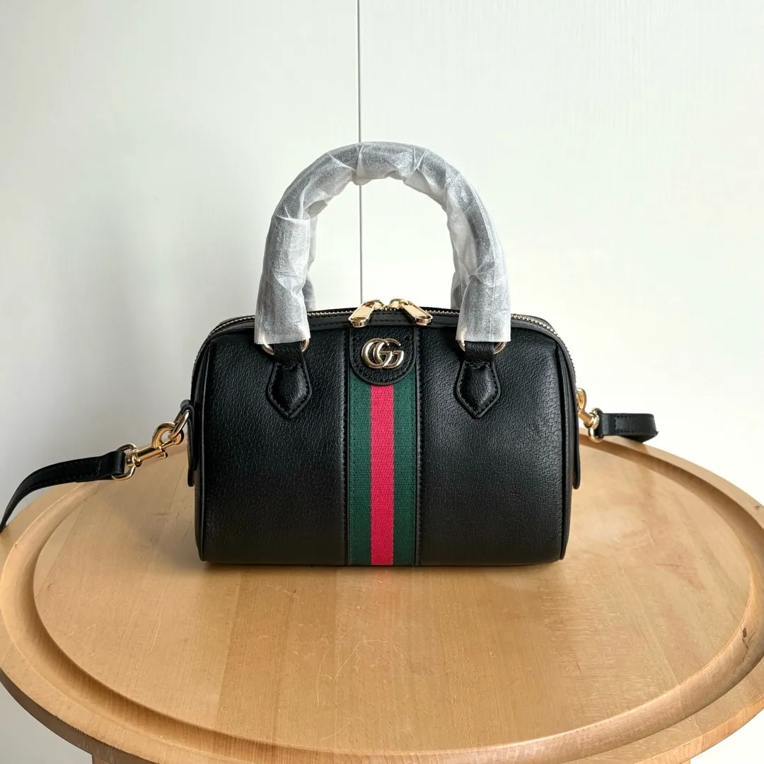 Upgraded version of real shot #💰320 Model: 772053. Dimensions: 14 (length) x 21.5 (width) x 11.5cm (thickness) As a brand classic, GG Supreme canvas has become an iconic fabric in the Gucci design world. The fabric appears frequently in the brand's new collections and is reinterpreted through the Gucci aesthetic perspective. This mini tote is embellished with the brand's signature monogram throughout. The classic interlocking G-shaped accessories add branding charm to this piece.