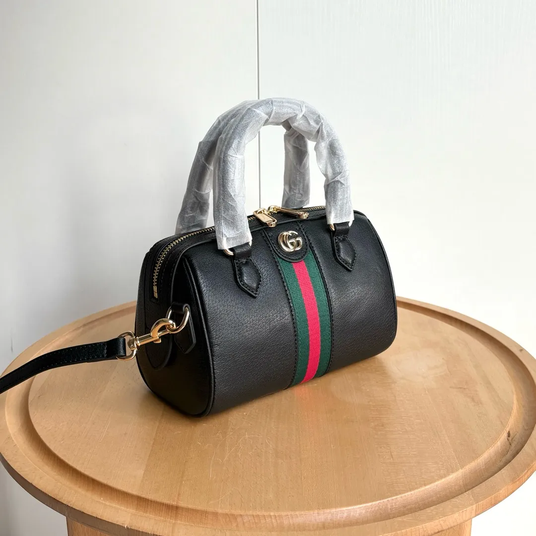 Upgraded version of real shot #💰320 Model: 772053. Dimensions: 14 (length) x 21.5 (width) x 11.5cm (thickness) As a brand classic, GG Supreme canvas has become an iconic fabric in the Gucci design world. The fabric appears frequently in the brand's new collections and is reinterpreted through the Gucci aesthetic perspective. This mini tote is embellished with the brand's signature monogram throughout. The classic interlocking G-shaped accessories add branding charm to this piece.