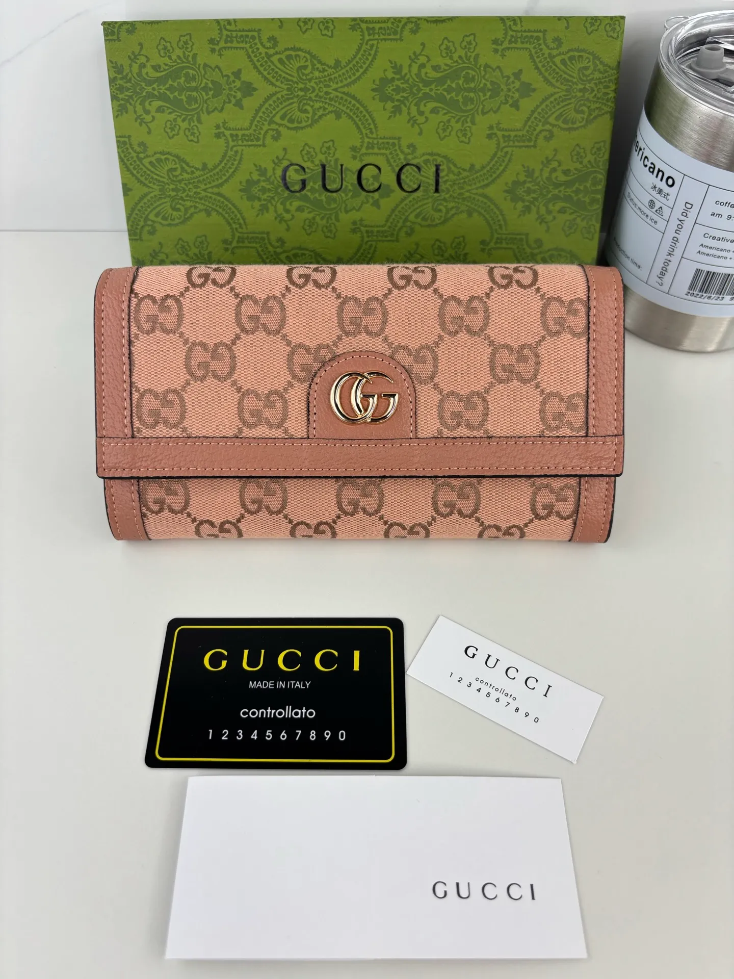 💰170 GUCCl As one of the most popular colors, this unique pink symbolizes luxury and pleasure. In the 2023 early autumn series, Gucci's new pink GG canvas incorporates new ideas into a series of small leather items; this Ophidia series, which is embellished with rose gold accessories, is a European-style wallet that evolved from the early Gucci diamond diamond pattern that began in the 1930s. This bifold wallet features logo, rose gold tone hardware Double G, pink leather piping, moiré fabric lining, rose gold hardware, 12 card compartments, 3 bill compartments, and half-wrap closure. Style number: 523153 Size: 19cmx10cmx3cm Color: rose gold