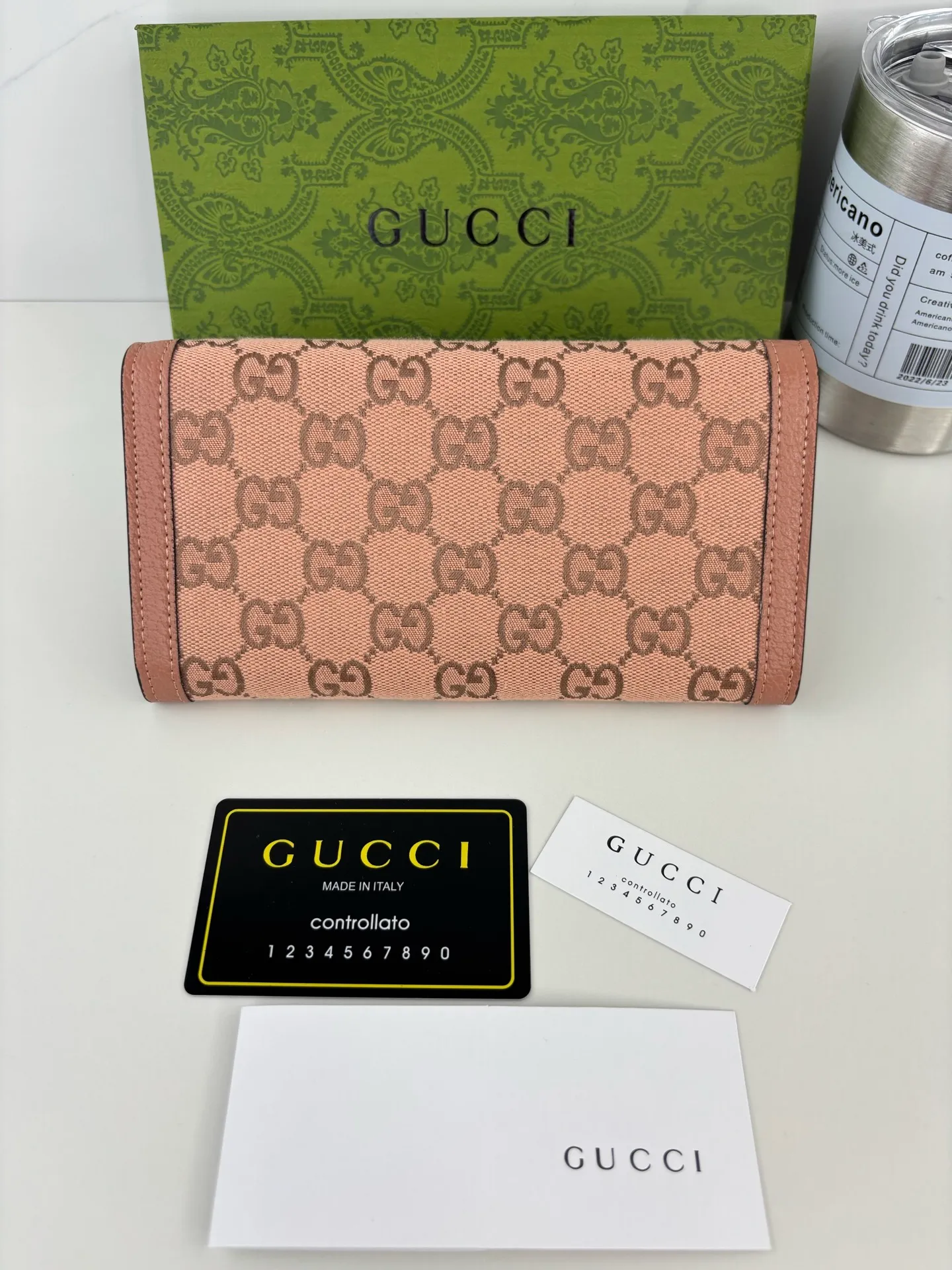 💰170 GUCCl As one of the most popular colors, this unique pink symbolizes luxury and pleasure. In the 2023 early autumn series, Gucci's new pink GG canvas incorporates new ideas into a series of small leather items; this Ophidia series, which is embellished with rose gold accessories, is a European-style wallet that evolved from the early Gucci diamond diamond pattern that began in the 1930s. This bifold wallet features logo, rose gold tone hardware Double G, pink leather piping, moiré fabric lining, rose gold hardware, 12 card compartments, 3 bill compartments, and half-wrap closure. Style number: 523153 Size: 19cmx10cmx3cm Color: rose gold
