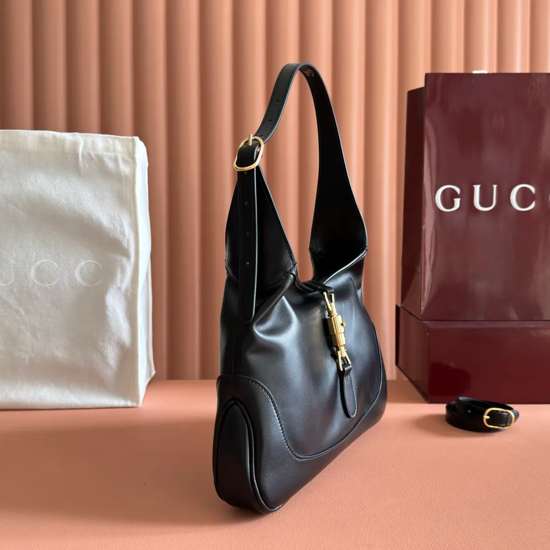 p1500. 💋💋💋"With full set of original counter packaging"💕Gucci's new series is crazy! Demna’s design vision is amazing. The dark horse of Fashion Week is none other than Gucci! The "La Famiglia" series brought by Demna takes Gucci's retro luxury to a new level. Every detail of the new product reveals the designer's ingenuity, and classic elements have been reinterpreted to make them more recognizable. From daily armpit bags to evening tassel bags, the styles span a wide range but are unified and high-end. Black leather Black leather piping Black leather lining Interior: 1 zip pocket Model number: 863137. Dimensions: 28x19x4.5cm. Color: black/full leather. Made in Italy