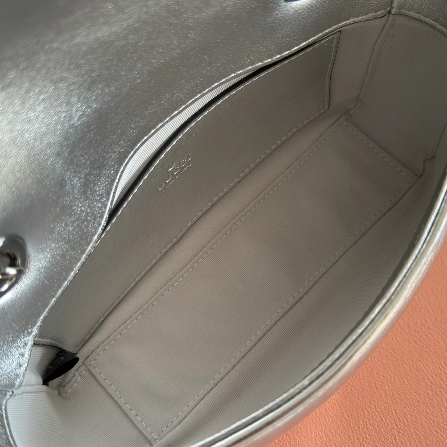 p1300💋💋💋Imported original leather [with full set of original counter packaging] The brand's iconic GG Marmont series is ingeniously integrated with double G styling accessories, faceted chain straps and soft silhouettes, and the gold and silver thread leather is selected to create a shoulder bag style. Silver metallic quilted V-shaped lamé leather Silver-toned hardware Silver viscose lining Double G Interior: One open pocket Sliding chain strap that can be used as a shoulder strap (55 cm high) Spring-buckle flap Ref.: 837280. Dimensions: 22cm (W) x 12.5cm (H) x 6cm (D) Weight: approx. 0.55kg Colour: Silver Sheepskin Made in Italy