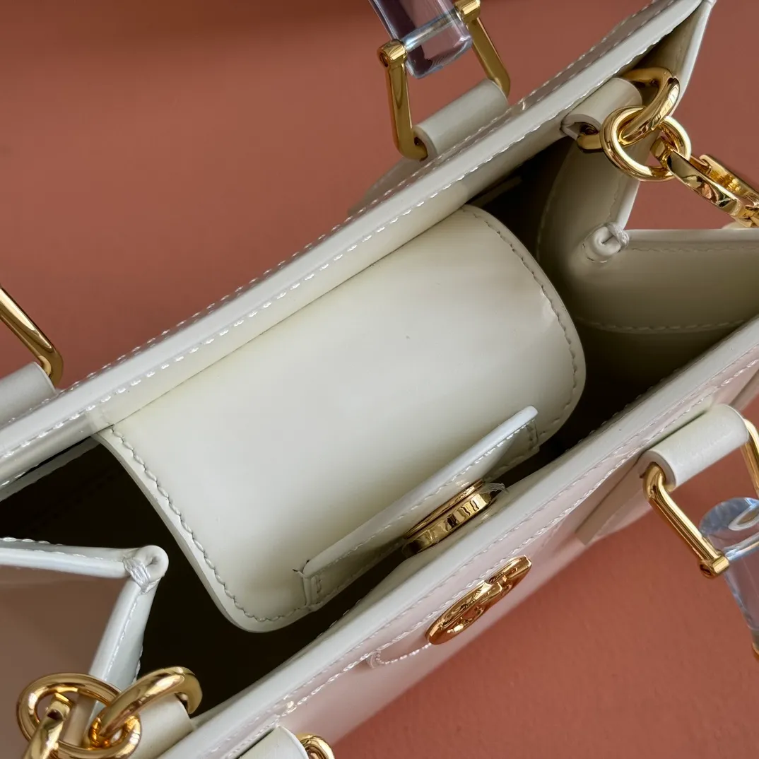p1560. 💋💋💋【With full set of original counter packaging】【New Product】In the 2025 spring and summer series, the Gucci Diana series reinterprets classic bamboo accessories with resin and brass details. There are many ways to carry it, it can be carried cross-body or on the shoulder. Light purple glossy polished sheepskin Gold-tone hardware Bamboo shaped resin and brass handles Light purple sheepskin lining Double G Interior: One open pocket 8 cm high Removable and adjustable sheepskin shoulder strap (48 to 55 cm high); length adjustable from 93 to 109 cm Ident.: 832936. Dimensions: 20cm (width) x 16cm (height) x 10cm (depth) Weight: approx. 0.95kg Color: White full leather. Made in Italy