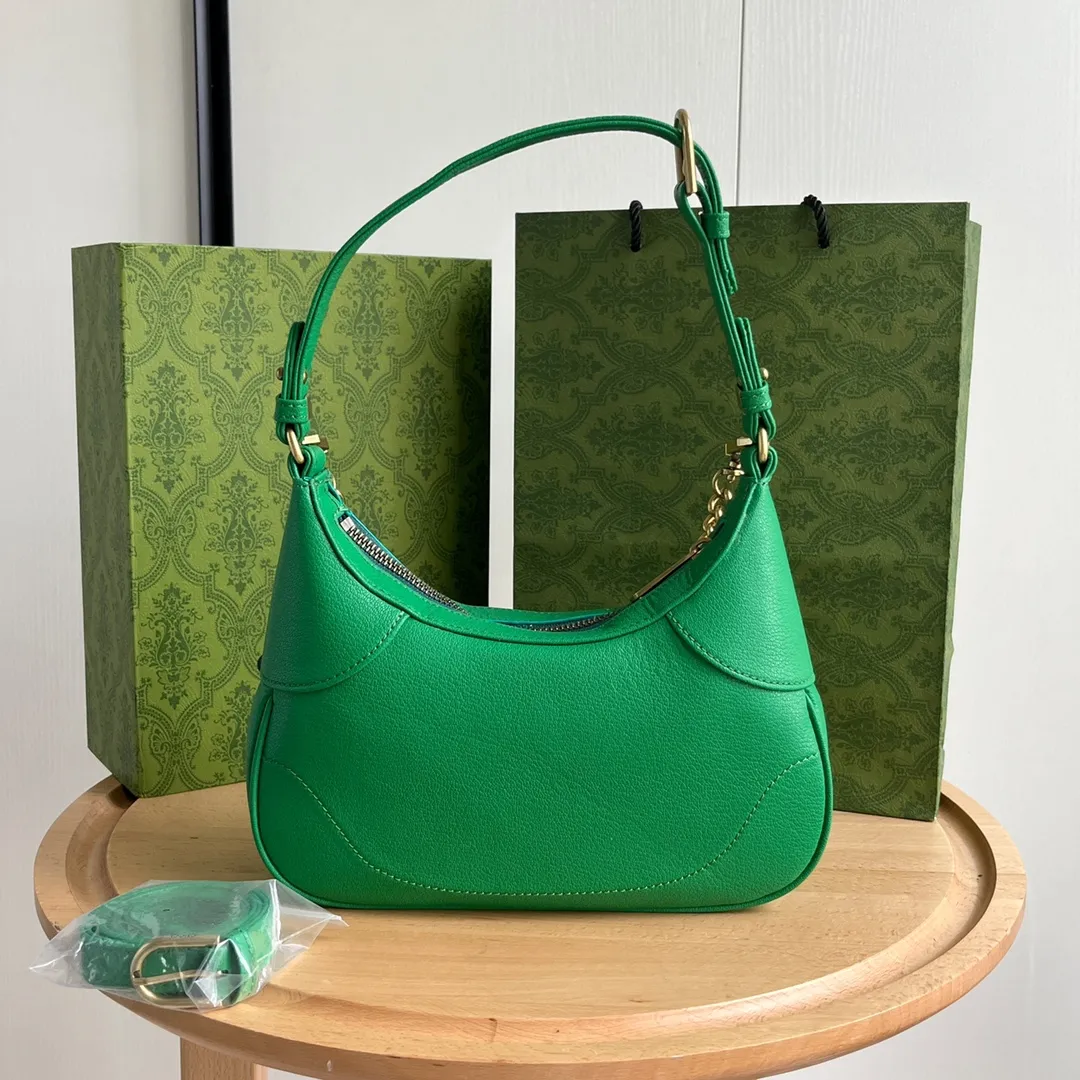 Actual shot #💰320 Style number: 731817 green Size: 25✖️19✖️7cm Gucci’s new hobo crescent bag is here. There are 3 shoulder straps in total. It can be carried on one shoulder, crossbody, or under the arm. The solid color is super easy to match. The whole atmosphere is full