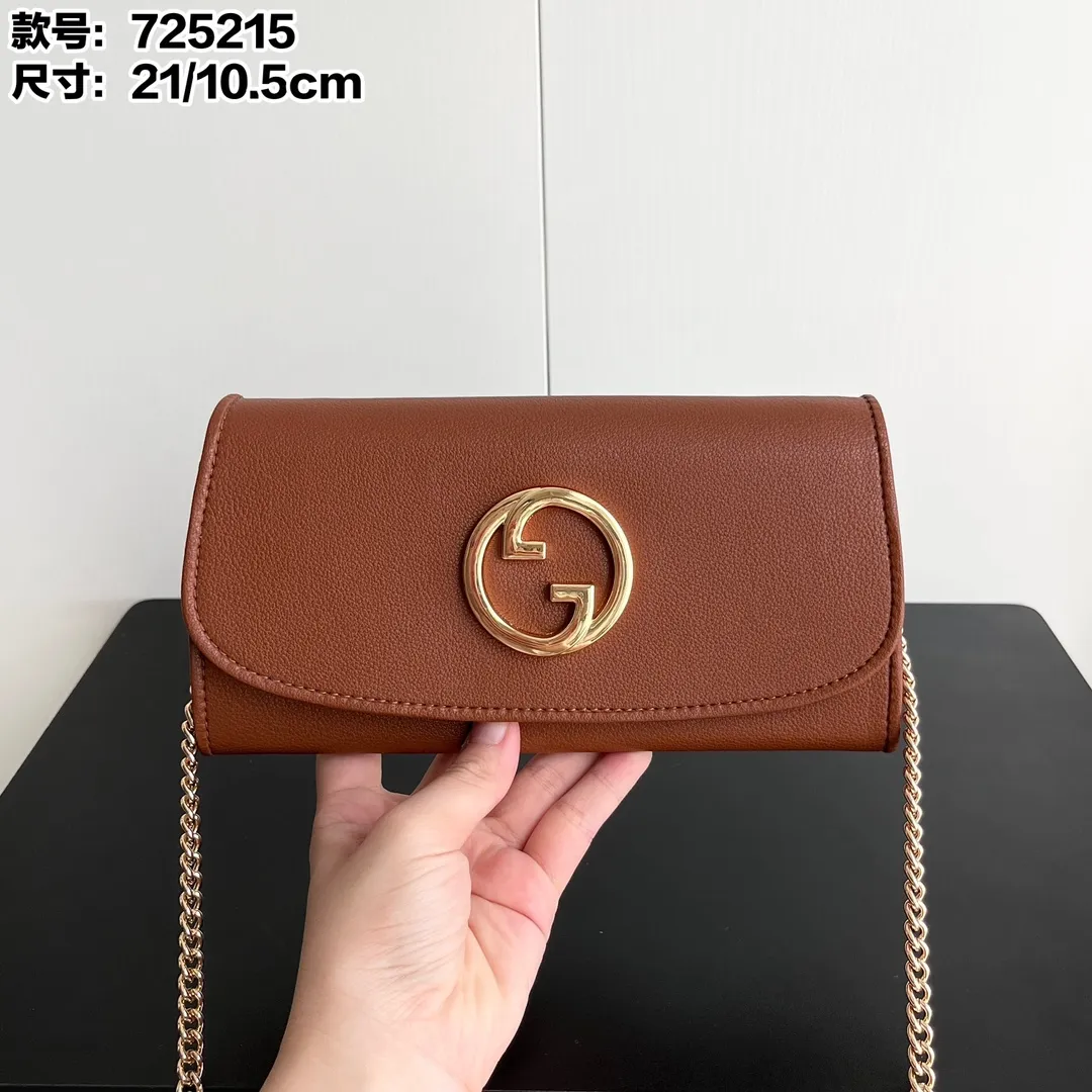 Actual shot #💰290 Model: 725215 Comes with box Size: 21x10.5cm I fell in love with Gucci Blondie at first sight. Second-hand bags have always been my favorite. They are super popular now, mainly because they are so beautiful! It can be worn as an armpit bag or as a cross-body carry. Depending on your mood, I find it very retro, fashionable and fascinating to carry it either way! Many colors to choose from, running quantity models