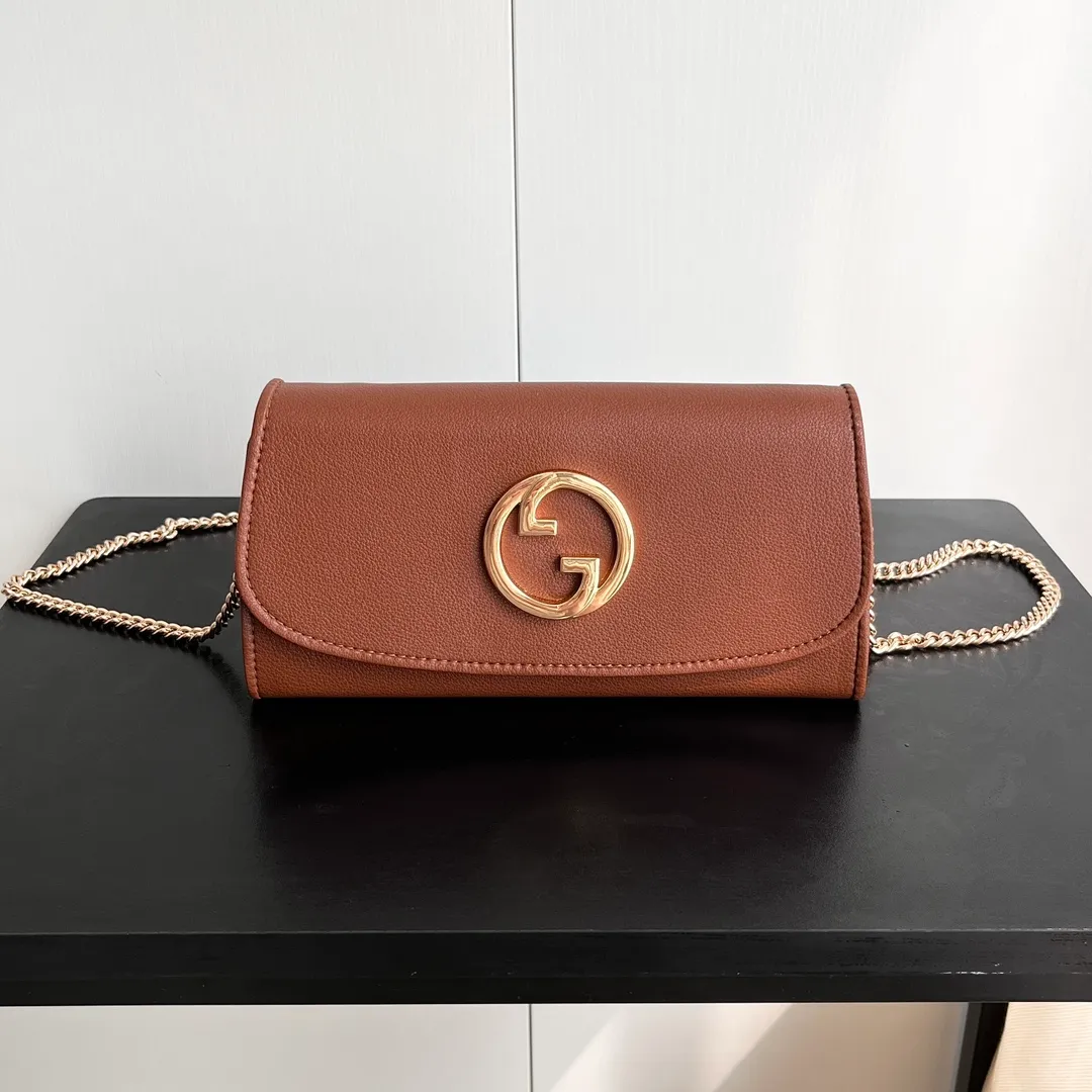 Actual shot #💰290 Model: 725215 Comes with box Size: 21x10.5cm I fell in love with Gucci Blondie at first sight. Second-hand bags have always been my favorite. They are super popular now, mainly because they are so beautiful! It can be worn as an armpit bag or as a cross-body carry. Depending on your mood, I find it very retro, fashionable and fascinating to carry it either way! Many colors to choose from, running quantity models