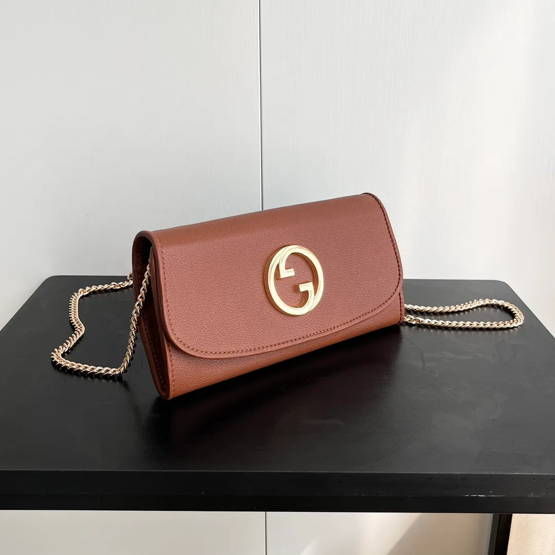 Actual shot #💰290 Model: 725215 Comes with box Size: 21x10.5cm I fell in love with Gucci Blondie at first sight. Second-hand bags have always been my favorite. They are super popular now, mainly because they are so beautiful! It can be worn as an armpit bag or as a cross-body carry. Depending on your mood, I find it very retro, fashionable and fascinating to carry it either way! Many colors to choose from, running quantity models