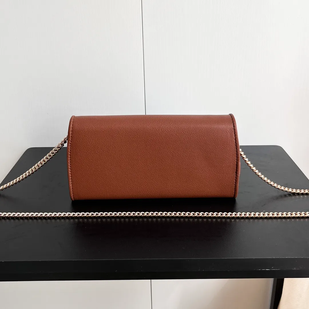 Actual shot #💰290 Model: 725215 Comes with box Size: 21x10.5cm I fell in love with Gucci Blondie at first sight. Second-hand bags have always been my favorite. They are super popular now, mainly because they are so beautiful! It can be worn as an armpit bag or as a cross-body carry. Depending on your mood, I find it very retro, fashionable and fascinating to carry it either way! Many colors to choose from, running quantity models