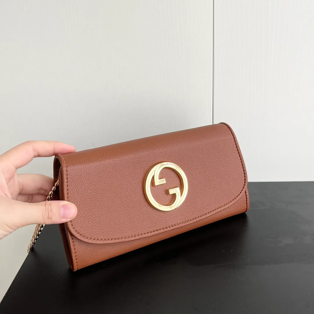 Actual shot #💰290 Model: 725215 Comes with box Size: 21x10.5cm I fell in love with Gucci Blondie at first sight. Second-hand bags have always been my favorite. They are super popular now, mainly because they are so beautiful! It can be worn as an armpit bag or as a cross-body carry. Depending on your mood, I find it very retro, fashionable and fascinating to carry it either way! Many colors to choose from, running quantity models