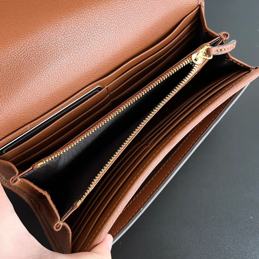 Actual shot #💰290 Model: 725215 Comes with box Size: 21x10.5cm I fell in love with Gucci Blondie at first sight. Second-hand bags have always been my favorite. They are super popular now, mainly because they are so beautiful! It can be worn as an armpit bag or as a cross-body carry. Depending on your mood, I find it very retro, fashionable and fascinating to carry it either way! Many colors to choose from, running quantity models
