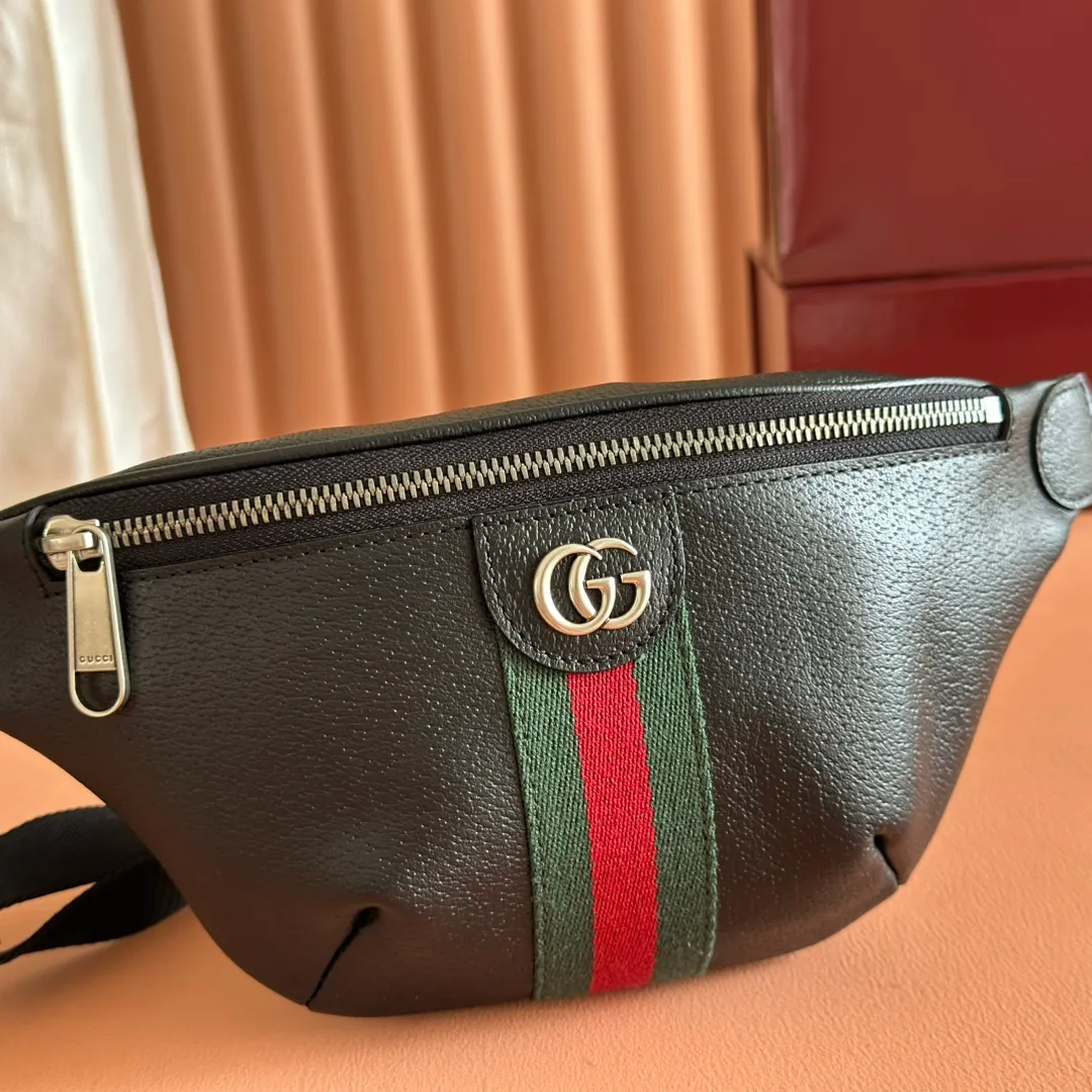 p820💋💋💋 Comes with a full set of original counter packaging [New product] The Ophidia series is crafted in black, with classic silhouettes and new functions, and is made of soft-touch fabrics. This belt bag is made of coated fabric with a GG monogram pattern and is expertly embellished with the Double G logo and webbing details. Black GG monogram coated fabric Black leather trim Gold-toned hardware Dark green linen-cotton blend lining Double G Web detail Zip closure Model: 839106. Dimensions; 30cm (width) x 14cm (height) x 4.5cm (depth) Color: Black full leather. Made in Italy