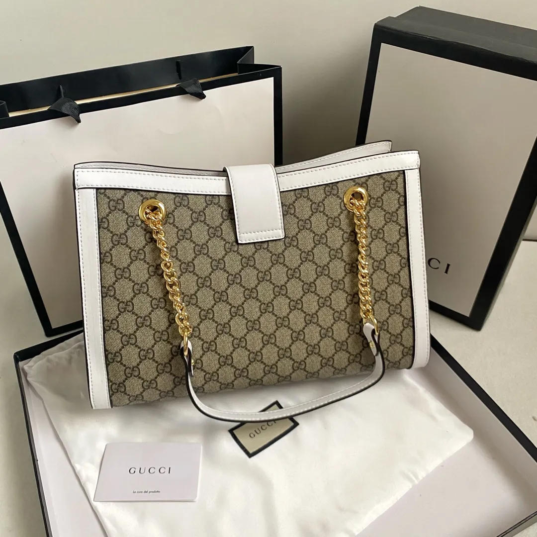 Upgraded version of real shot #💰300 Model number: 479197 large size: 35x23x14cm Gucci padlock series lock double shoulder strap shoulder bag. It is characterized by generous comfort and good accommodation. Office workers can accommodate A4 paper files and computers, and short trips can put a few clothes and basic daily necessities. It is also the best choice for going out😎Upgraded hardware texture up✅Double lining pockets and zipper lining