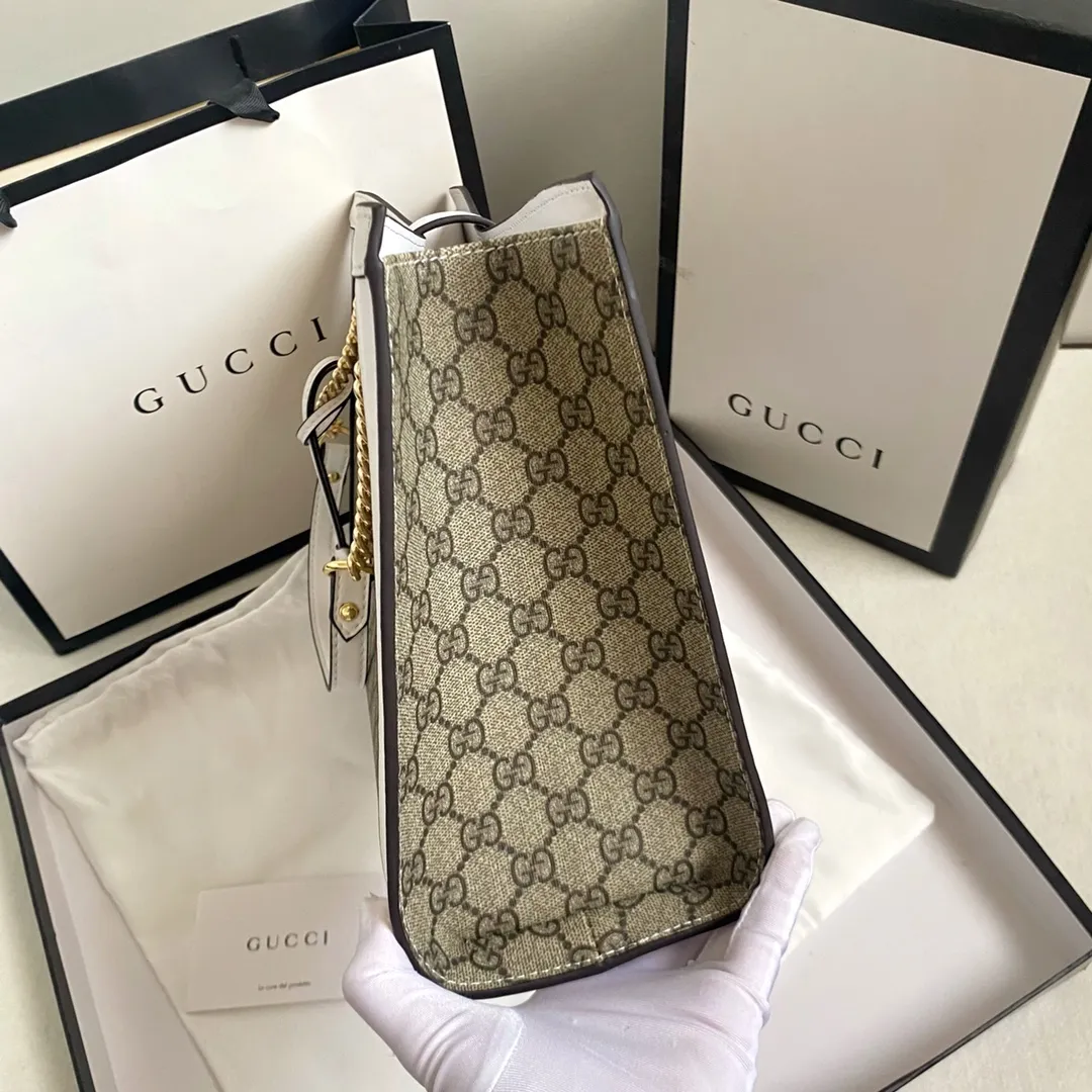 Upgraded version of real shot #💰300 Model number: 479197 large size: 35x23x14cm Gucci padlock series lock double shoulder strap shoulder bag. It is characterized by generous comfort and good accommodation. Office workers can accommodate A4 paper files and computers, and short trips can put a few clothes and basic daily necessities. It is also the best choice for going out😎Upgraded hardware texture up✅Double lining pockets and zipper lining
