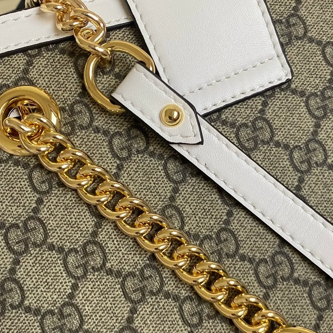 Upgraded version of real shot #💰300 Model number: 479197 large size: 35x23x14cm Gucci padlock series lock double shoulder strap shoulder bag. It is characterized by generous comfort and good accommodation. Office workers can accommodate A4 paper files and computers, and short trips can put a few clothes and basic daily necessities. It is also the best choice for going out😎Upgraded hardware texture up✅Double lining pockets and zipper lining