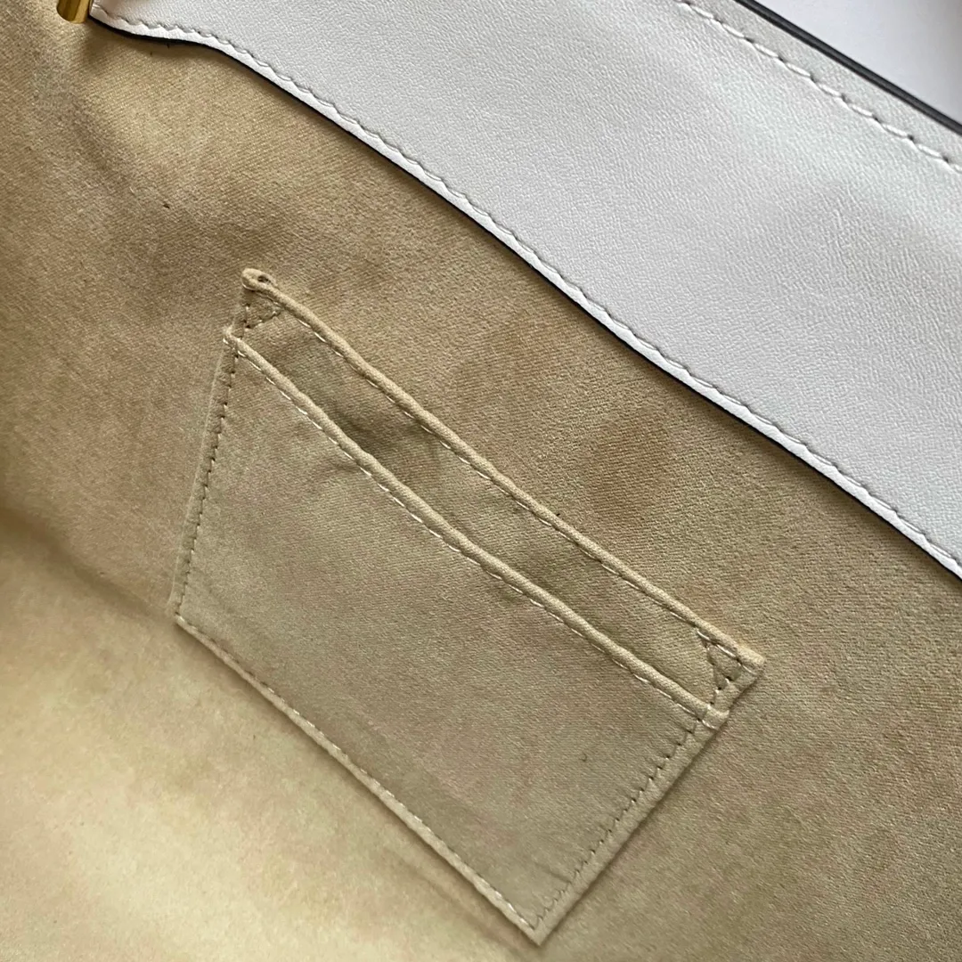 Upgraded version of real shot #💰300 Model number: 479197 large size: 35x23x14cm Gucci padlock series lock double shoulder strap shoulder bag. It is characterized by generous comfort and good accommodation. Office workers can accommodate A4 paper files and computers, and short trips can put a few clothes and basic daily necessities. It is also the best choice for going out😎Upgraded hardware texture up✅Double lining pockets and zipper lining