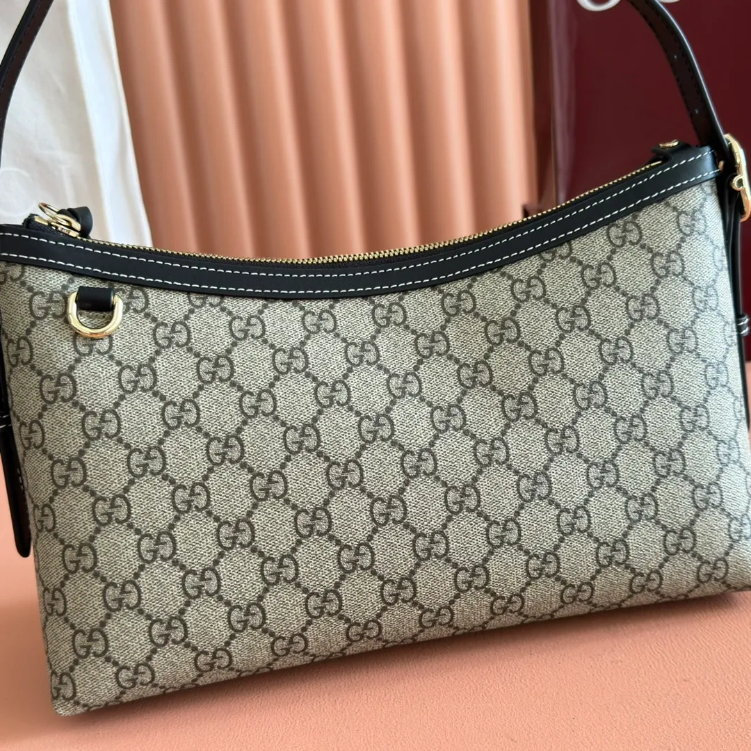 p1040. 💋💋💋 Comes with a full set of original counter packaging [New Product] 2025 Autumn and Winter Series, the GG Emblem series reinterprets the brand's timeless elegance and exquisite craftsmanship. This shoulder bag is crafted in GG beige and dark brown, showing its exquisite texture. Beige and dark brown GG monogram coated fabric Light gold tone hardware Red and green webbing Cotton lining The bag pictured is sold separately and does not come with the bag charm. Interior: Zippered pocket Adjustable leather shoulder strap: Height: 16 cm - 26 cm; Length: 72 cm Zipper closure Ident: 847449. Dimensions: 30cm (width) x 19cm (height) x 11cm (depth) Weight: approx. 0.45kg Color: Pink/PVC. Made in Italy