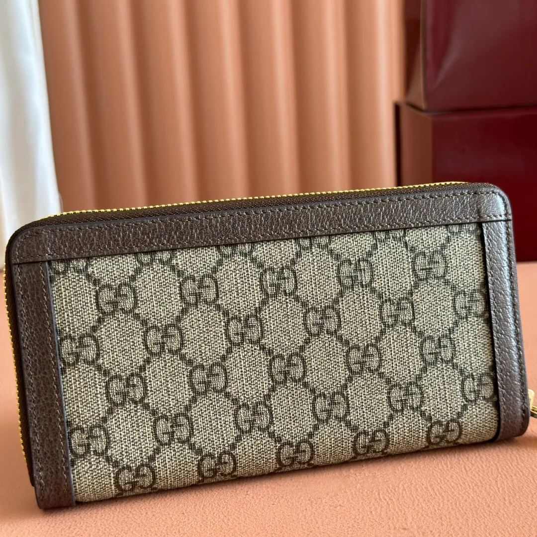 p480. 📣📣📣【Original leather accessories🌈(Cdfmall Sanya Duty Free Store Handbag)🔥🔥 The Ophidia series wallet combines the iconic double G details with the gray and black GG Supreme canvas, paying tribute to the origin of the Gucci brand through timeless matching techniques. This accessory echoes the endless retro sentiment of the Ophidia series items. Model: 706844 Size: 19*10.5*2.5 Color: brown leather/PVC.