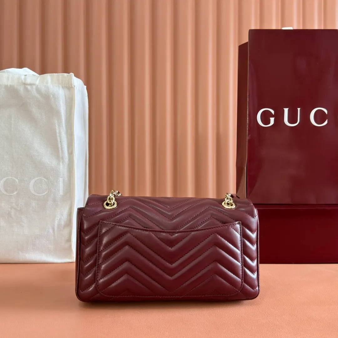 p1360. 💋💋💋【Full set of packaging at the counter】Imported original sheepskin pure copper hardware brand's iconic GG Marmont series is ingeniously integrated with double G styling accessories and faceted chain straps, and soft leather is selected to create a bag with soft lines. Simple and neat back pockets make medium and large bags more practical. Black V-shaped Matelassé sheepskin Light gold-tone hardware Gucci ankara red viscose lining Double G Interior: One zipped pocket External: One open pocket Sliding chain strap that can be used as a shoulder strap (56 cm high) Spring-buckle flap Ident: 837267. Dimensions: 26 cm (width) x 15 cm (height) x 7 cm (depth) Weight: approximately 0.65 kg Color: Encore red full leather/original leather. Made in Italy