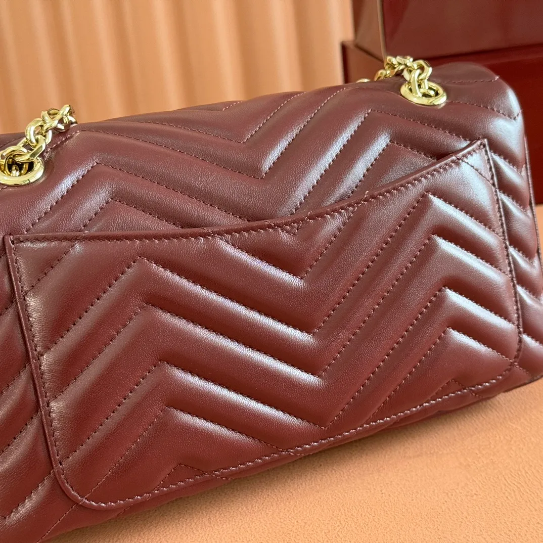 p1360. 💋💋💋【Full set of packaging at the counter】Imported original sheepskin pure copper hardware brand's iconic GG Marmont series is ingeniously integrated with double G styling accessories and faceted chain straps, and soft leather is selected to create a bag with soft lines. Simple and neat back pockets make medium and large bags more practical. Black V-shaped Matelassé sheepskin Light gold-tone hardware Gucci ankara red viscose lining Double G Interior: One zipped pocket External: One open pocket Sliding chain strap that can be used as a shoulder strap (56 cm high) Spring-buckle flap Ident: 837267. Dimensions: 26 cm (width) x 15 cm (height) x 7 cm (depth) Weight: approximately 0.65 kg Color: Encore red full leather/original leather. Made in Italy