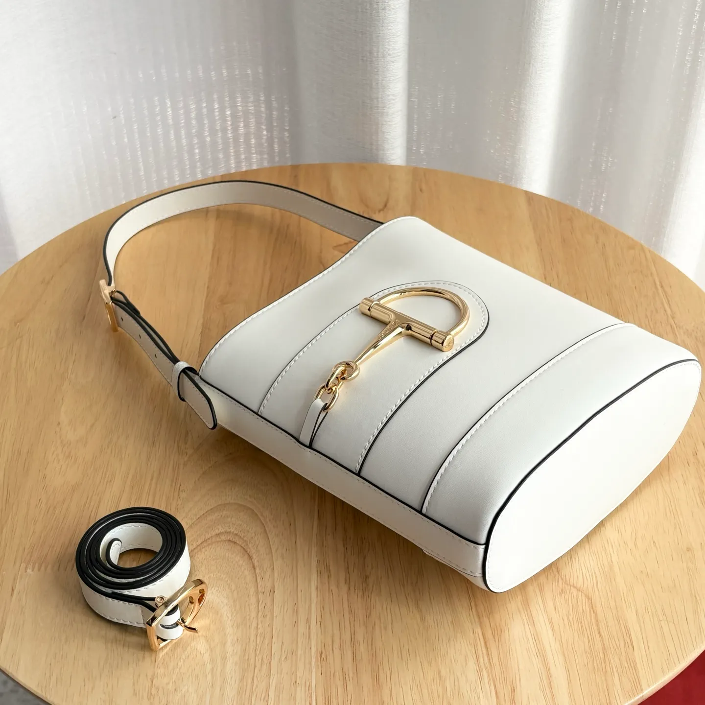 Actual shot #💰300 Style number: 833665 Size: 18.5x20x8.5cm In the 2025 spring and summer series, Gucci 73 series takes creative inspiration from a collection bucket bag launched in the same year as its series name. This bag uses a modern aesthetic to interpret the horsebit-shaped accessories. It can be worn cross-body, on the shoulder, or as a handbag.